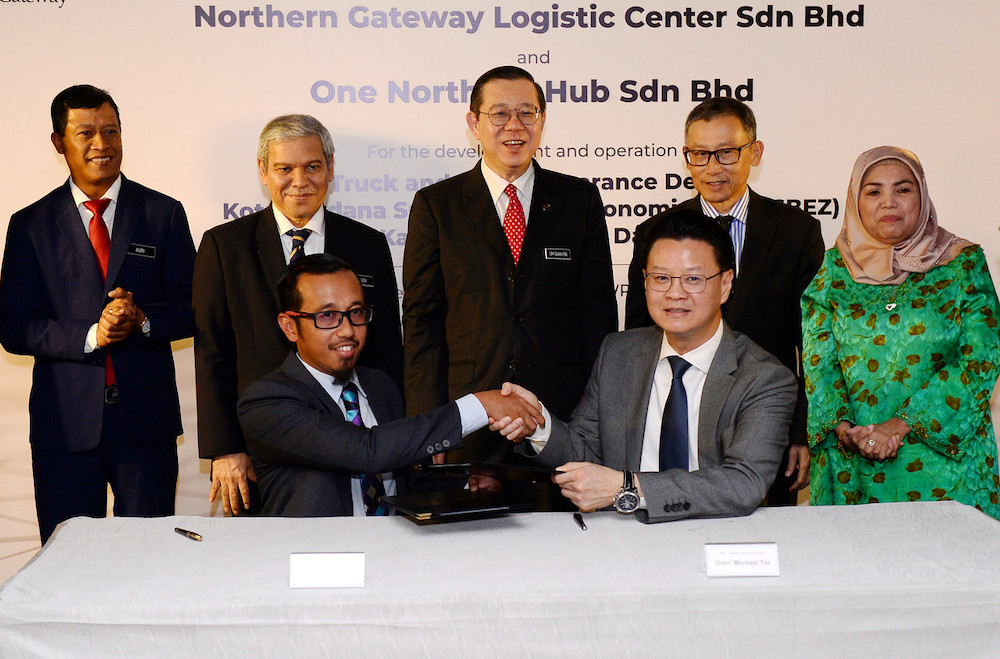 Finance Minister Lim Guan Eng witnessing the signing of a strategic partnership between Northern Gateway Logistic Centre Sdn Bhd and One Northern Hub Sdn Bhd in Putrajaya, December 3, 2019. u00e2u20acu201d Bernama pic