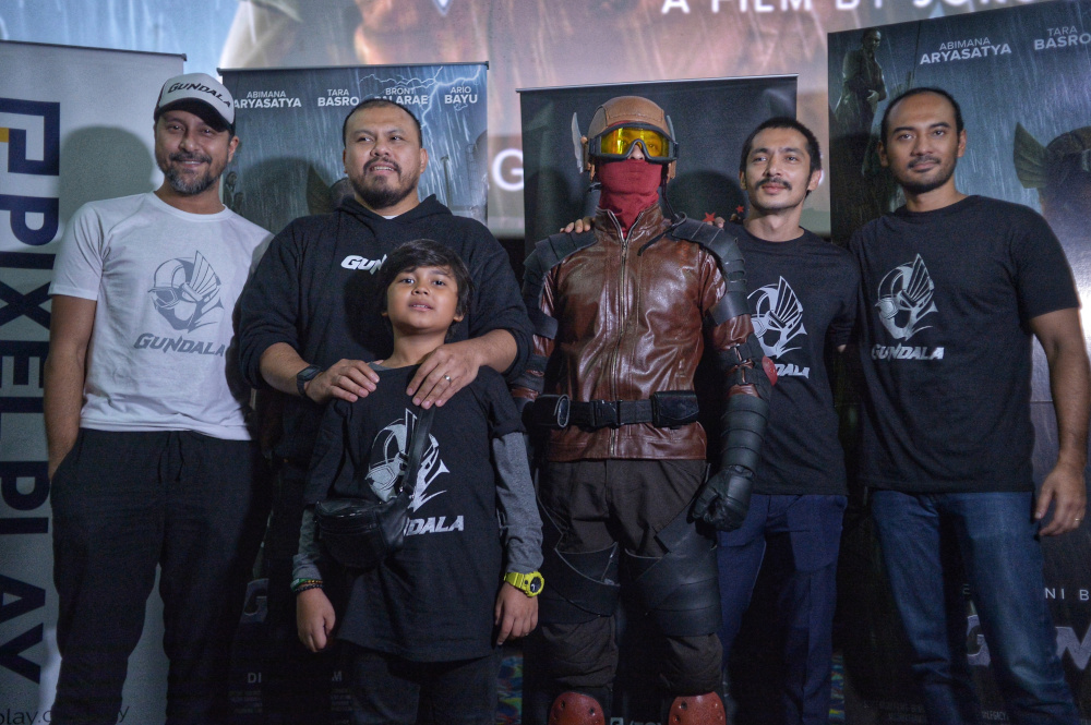 Joko Anwar (2nd left) poses with the cast of u00e2u20acu02dcGundalau00e2u20acu2122 during a press screening at TGV Cinemas in Suria KLCC. u00e2u20acu201d Picture by Shafwan Zaidon