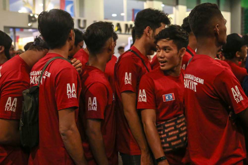 Datuk Seri Azmin Ali’s supporters dressed in red gathered to give a rousing welcome during the 2019 Wanita Keadilan National Congress at MITC in Melaka December 5, 2019. — Picture by Yusof Mat Isa