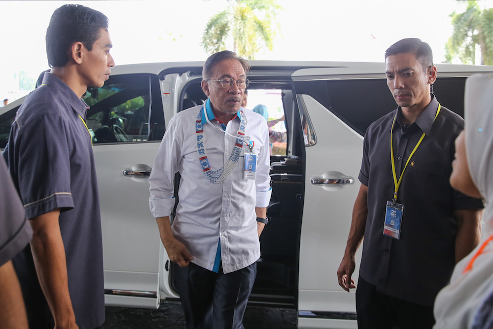 PKR president Datuk Seri Anwar Ibrahim and his wife Datuk Seri Dr Wan Azizah Wan Ismail arrive at the 2019 PKR National Congress at MITC in Melaka December 8, 2019. — Picture by Yusof Mat Isa