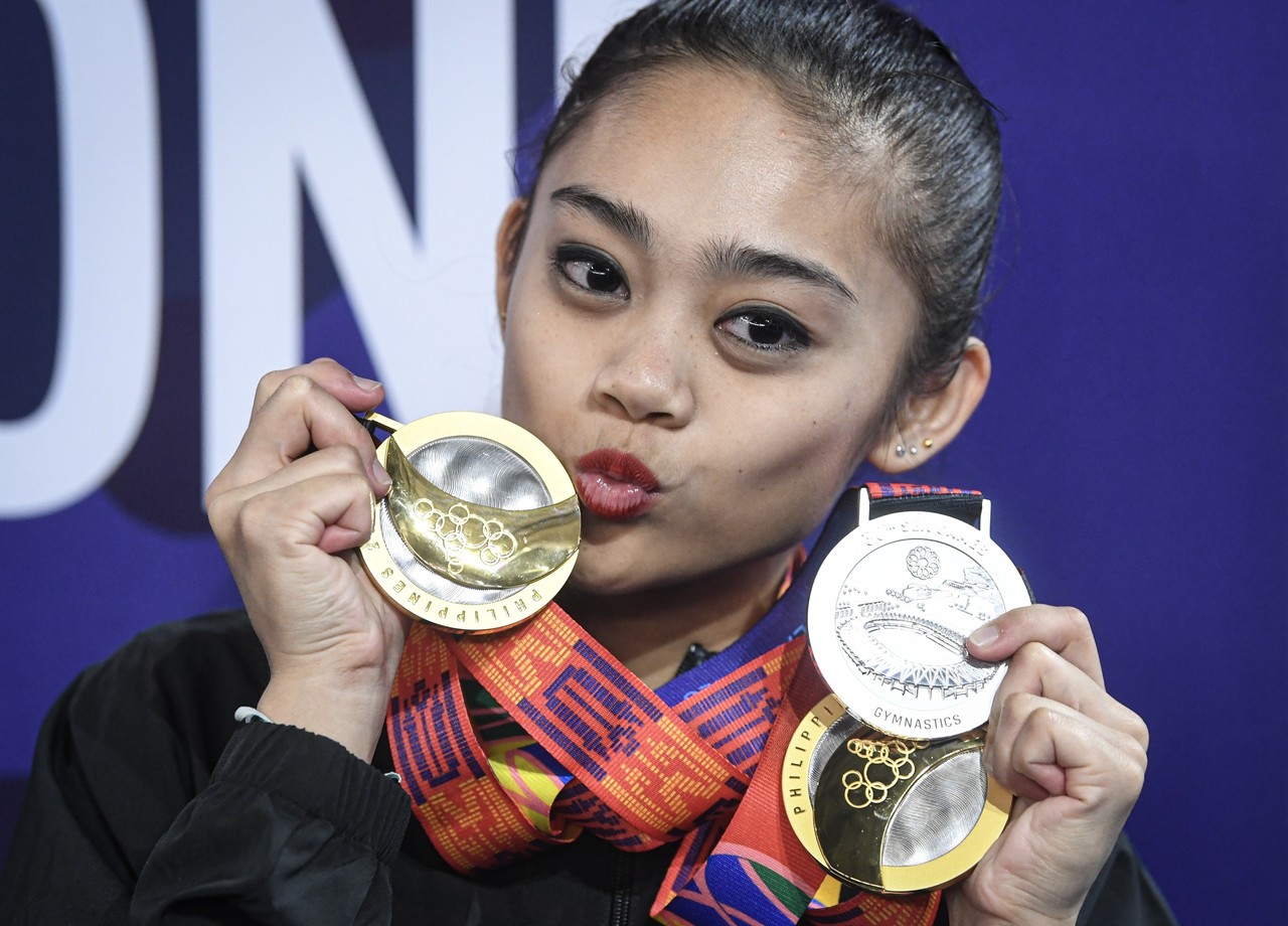 Atlet gimrama negara Izzah Amzan ketika menunjukkan dua pingat Emas dan satu pingat Perak yang dimenanginya dalam acara Gimrama Kategori Wanita Akhir pada Sukan SEA Manila 2019 di Kompleks Sukan Rizal Memorial hari ini.u00e2u20acu201du00c2u00a0Foto Bernama