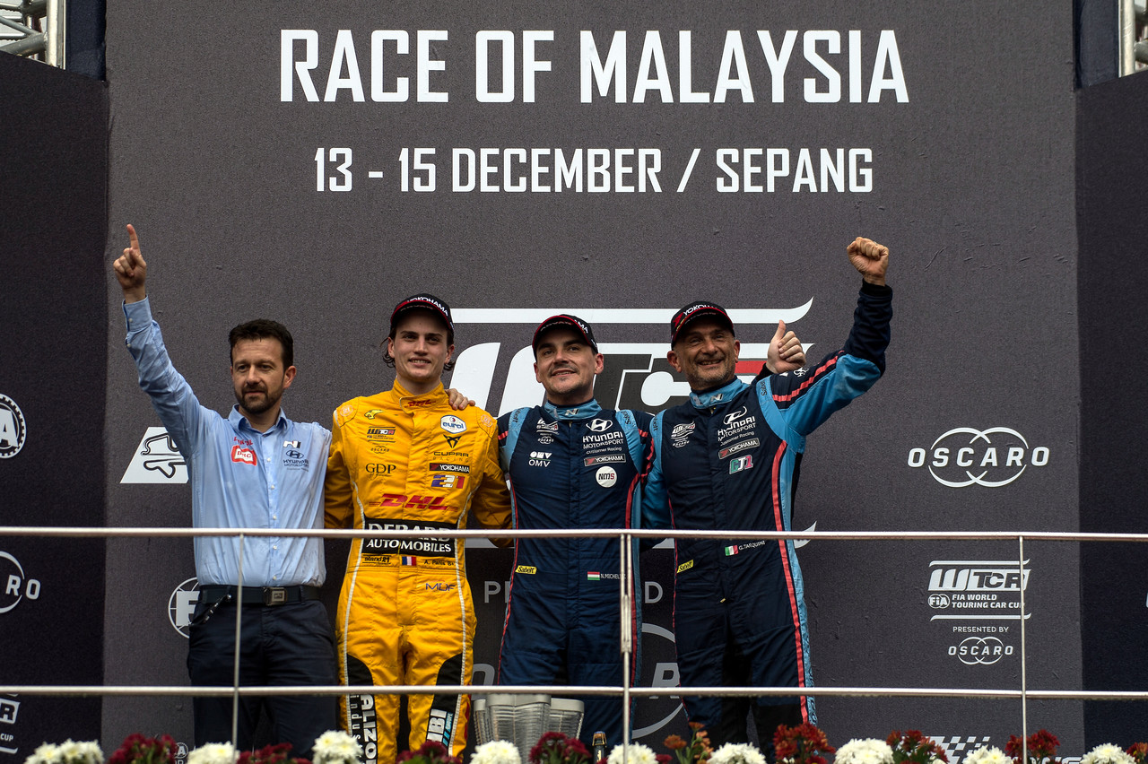 Pemandu pasukan BRC Hyundai N Squadra Corse, Norbert Michelisz (dua, kanan) memenangi tempat pertama selepas menamatkan perlumbaan pertama Races of Malaysia: FIA World Touring Car Cup (FIA WTCR) di Litar Antarabangsa Sepang hari ini. u00e2u20acu201d Foto Bernaman n