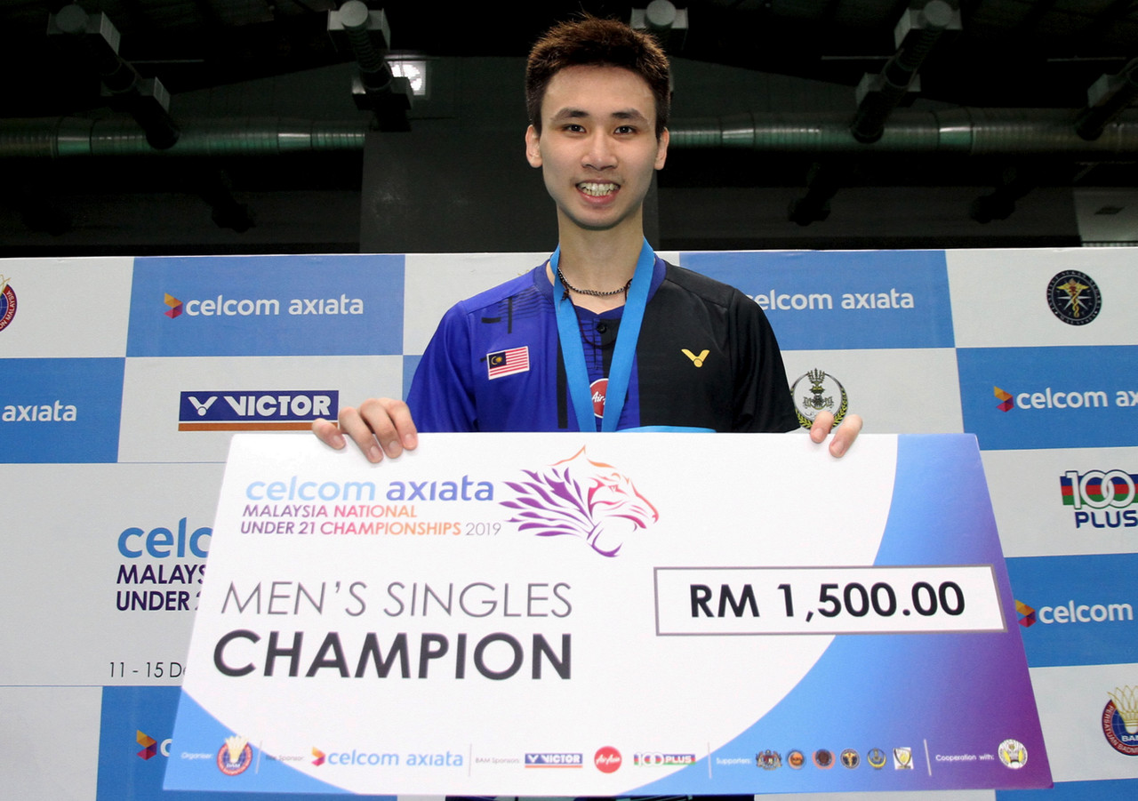 Pemain Lee Shun Yang muncul juara selepas menewaskan Kok Jing Hong pada pusingan akhir badminton perseorangan lelaki dalam Kejohanan CELCOM AXIATA Lelaki bawah 21 Kebangsaan 2019 di Arena Badminton hari ini. u00e2u20acu201d Foto Bernamann