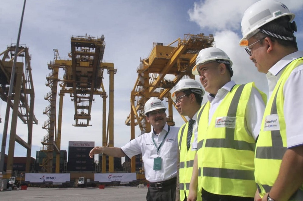 Transport Minister Anthony Loke Siew Fook (third from left) after officiating Johor Port Berhadu00e2u20acu2122s milestone volume handling of one million Twenty-Foot Equivalent Unit for 2019 at the Johor Port December 16, 2019. u00e2u20acu201d Picture by Ben Tan