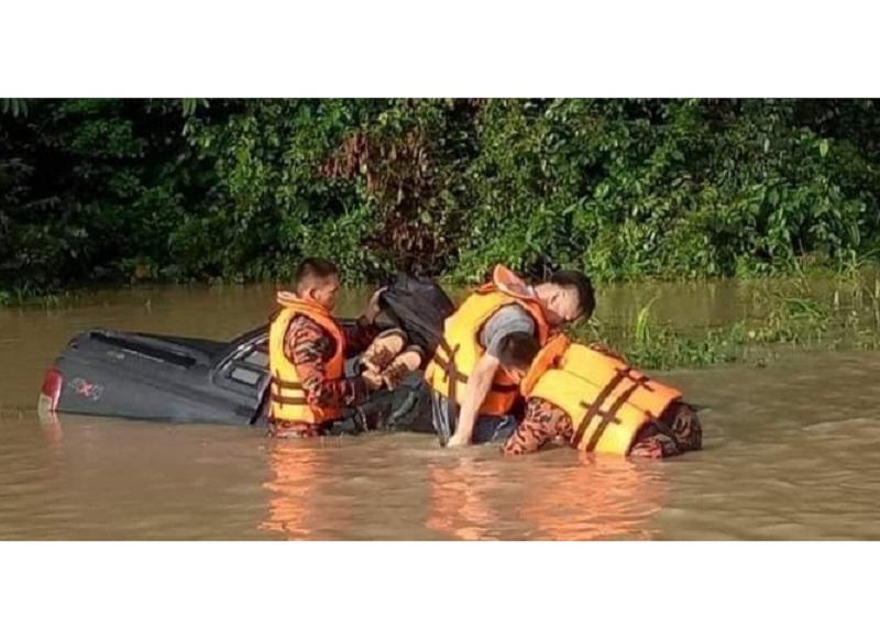Pihak bomba berjaya menyelamatkan mangsa pada pukul 7.30 pagi menggunakan bot Amphibious untuk operasi penyelamatan. u00e2u20acu201d Foto ihsan Bomba/Kota Tinggi