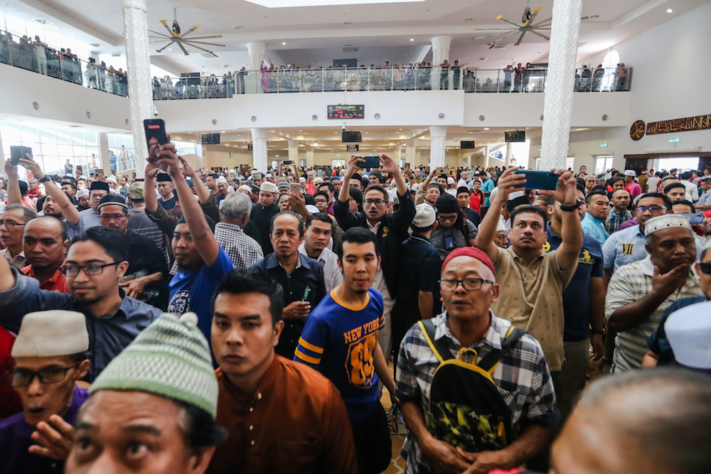 A crowd gathers to hear former prime minister Datuk Seri Najib Razak swear a sumpah laknat at Masjid Jamek in Kampung Baru, Kuala Lumpur December 20, 2019. — Picture by Firdaus Latif