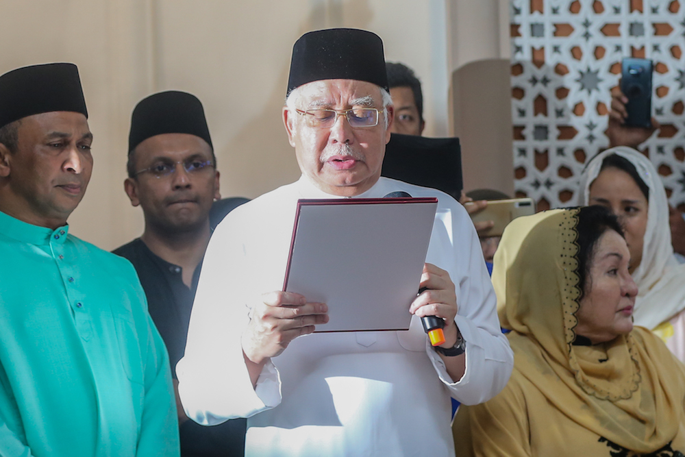Former prime minister Datuk Seri Najib Razak swears a 'sumpah laknat' at Masjid Jamek in Kampung Baru, Kuala Lumpur December 20, 2019. — Picture by Firdaus Latif