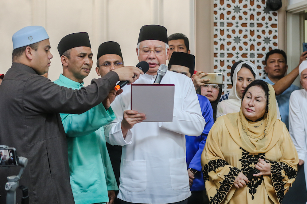 Former prime minister Datuk Seri Najib Razak swears a sumpah laknat at Masjid Jamek in Kampung Baru, Kuala Lumpur December 20, 2019. u00e2u20acu201d Picture by Firdaus Latif
