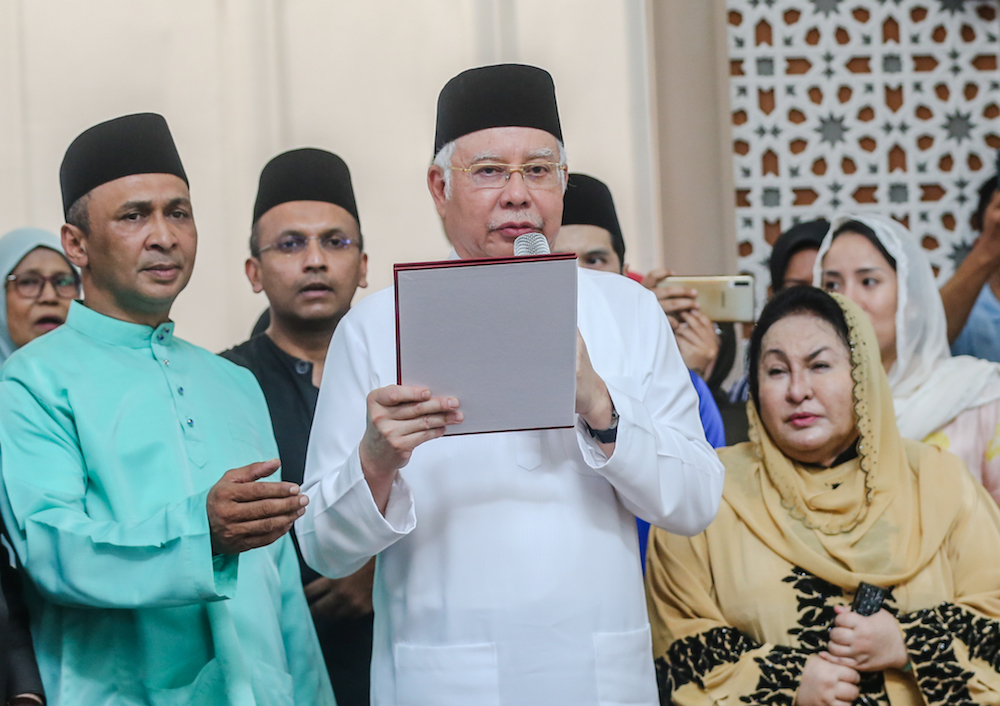 Former prime minister Datuk Seri Najib Razak swears a sumpah laknat at Masjid Jamek in Kampung Baru, Kuala Lumpur December 20, 2019. u00e2u20acu201d Picture by Firdaus Latif