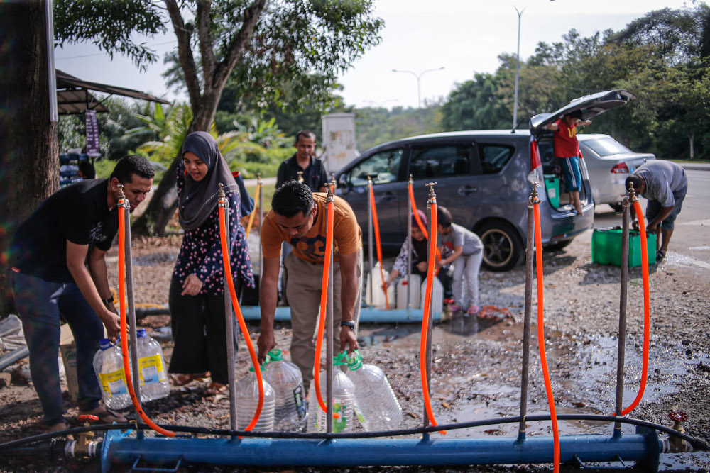Residents of Seksyen 4 Bangi collect water from taps provided by Pengurusan Air Selangor December 23, 2019. u00e2u20acu201d Picture by Hari Anggara