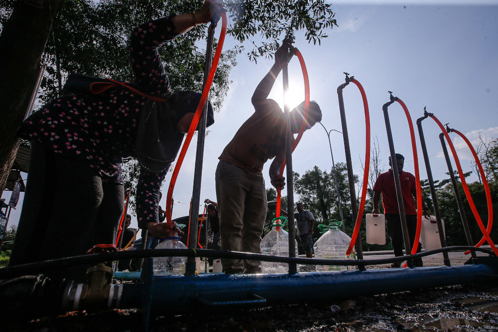 Residents of Seksyen 4 Bangi collect water from taps provided by Pengurusan Air Selangor December 23, 2019. u00e2u20acu201d Picture by Hari Anggara