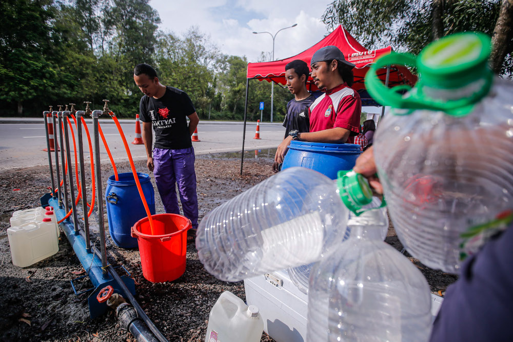 Residents of Seksyen 4 Bangi collect water from taps provided by Pengurusan Air Selangor December 23, 2019. u00e2u20acu201d Picture by Hari Anggara