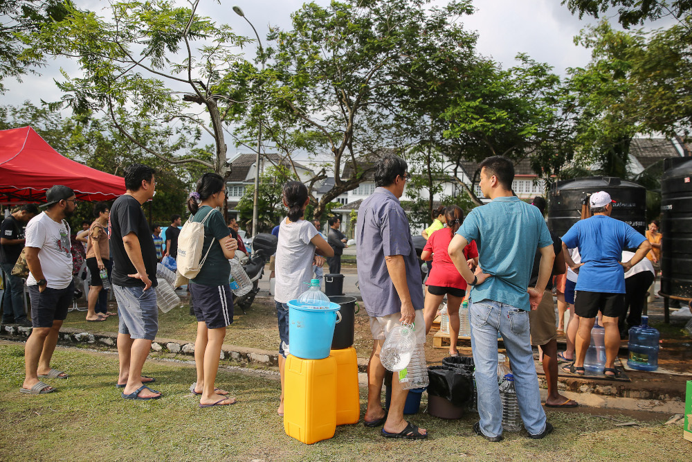 Residents of USJ 4 queue to collect water from a water tanker in Subang Jaya December 23, 2019. u00e2u20acu201d Picture by Yusof Mat Isa