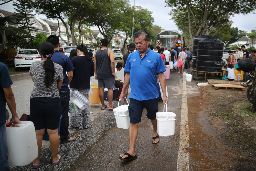 Residents of USJ 4 queue to collect water from a water tanker in Subang Jaya December 23, 2019. u00e2u20acu201d Picture by Yusof Mat Isa