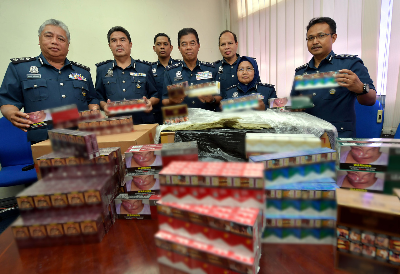 Pengarah Jabatan Kastam Diraja Malaysia Negeri Johor Datuk Mohammad Hamiddan Maryani (tengah) bersama para pegawainya menunjukkan sebahagian daripada pelbagai jenis rokok putih dan kretek yang dirampas, pada sidang media di Cawangan Penguatkuasaan Kastam 