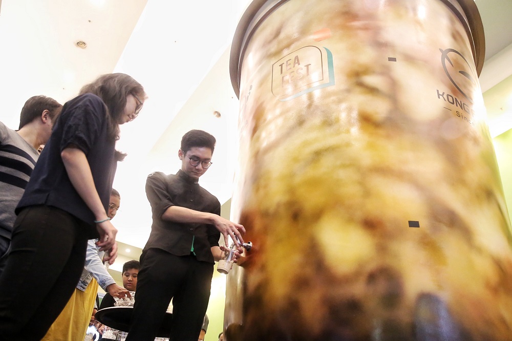 Visitors lining up for a taste of Kong Fo Cha’s milk tea. — Picture by Choo Choy May 