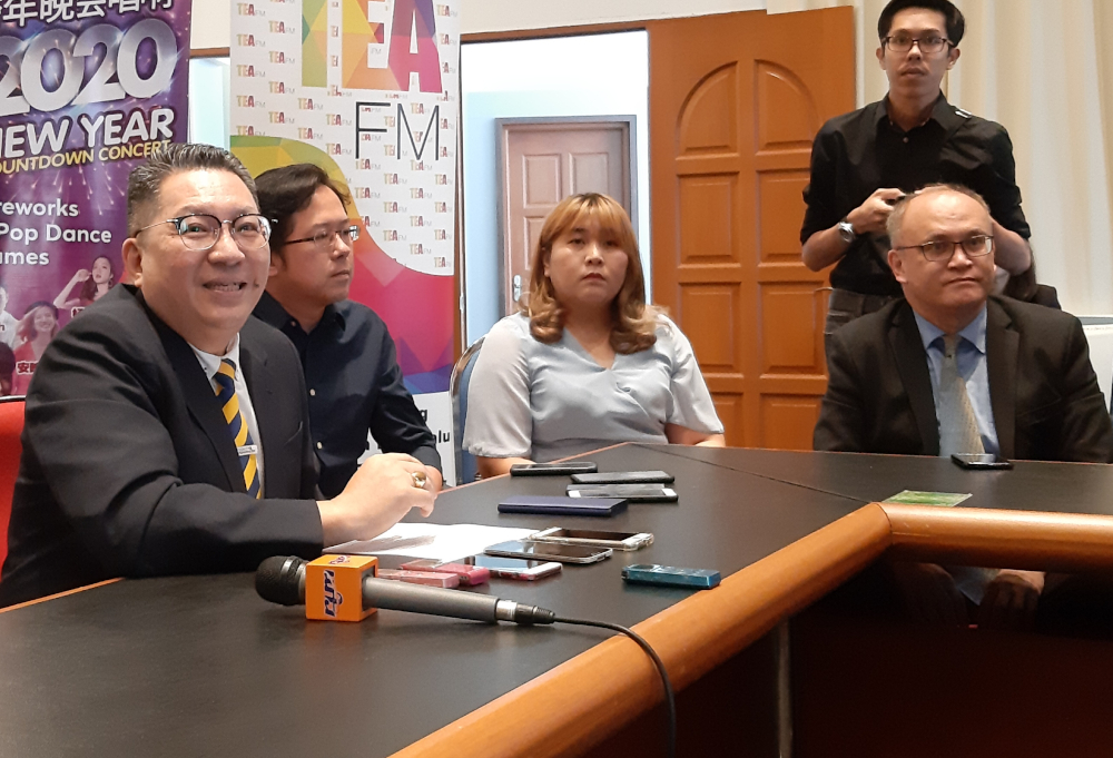 Kuching South City Mayor Datuk Wee Hong Seng (left) said he has asked his officers to identify sites for the creation of no-smoking zones, December 30, 2019. u00e2u20acu201d Picture by Sulok Tawie