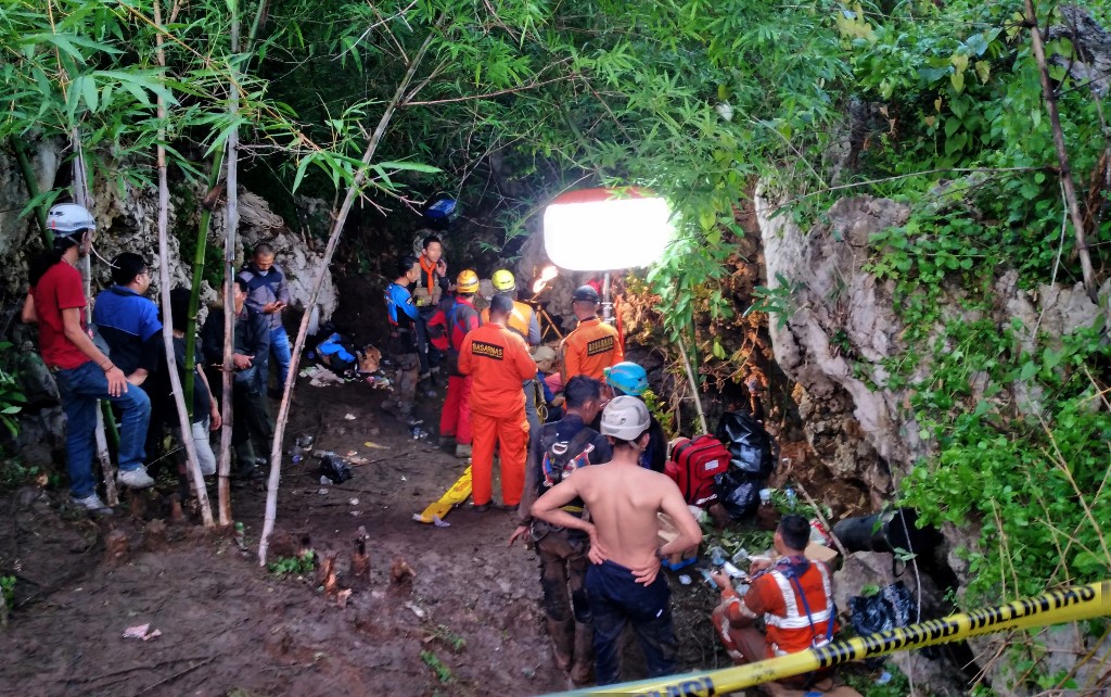 Members of a search and rescue team take part in an operation to rescue people trapped in the Lele cave in Karawang, West Java on December 23, 2019. u00e2u20acu201d AFP Picn n