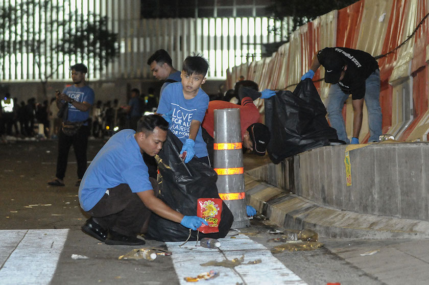 Volunteers collect rubbish discarded by those celebrating New Yearu00e2u20acu2122s Day at KLCC in Kuala Lumpur January 1, 2018. u00e2u20acu201d Picture by Miera Zulyana