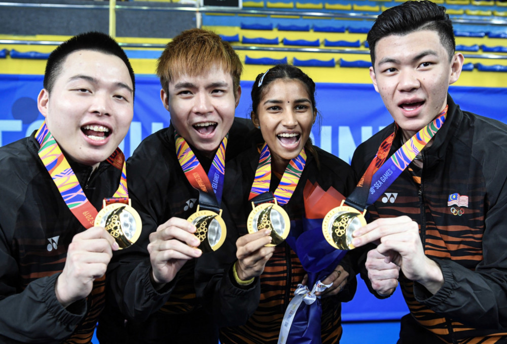 National shuttlers (from left) Aaron Chia, Soh Wooi Yik, Kosina Selvaduraj and Lee Zii Jia with their gold medal haul in the SEA Games at the Muntinlup Sports Complex in Manila December 9, 2019. u00e2u20acu201d Bernama 