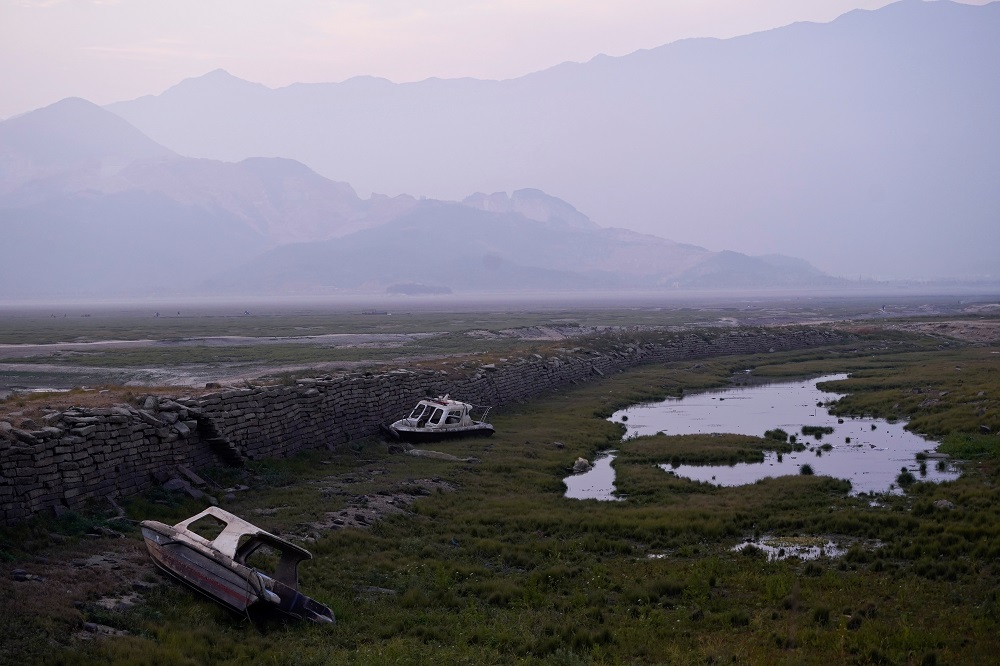 The abandoned boats lie on the dried lake bed of Poyang Lake, China's largest freshwater lake, in Jiujiang, Jiangxi province December 9, 2019. u00e2u20acu2022 Reuters pic