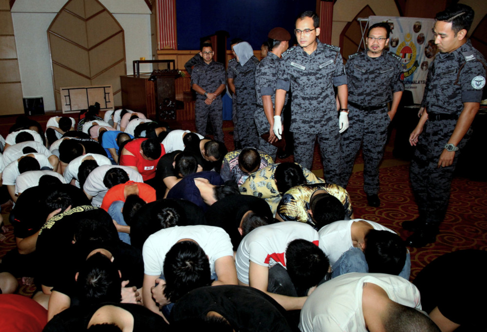 Ketua Pengarah Imigresen Datuk Khairul Dzaimee Daud (tiga, kanan) melakukan pemeriksaan terhadap 65 warga asing yang ditahan di Ibu Pejabat Imigresen Meru Raya malam semalam. u00e2u20acu201d Foto Bernama