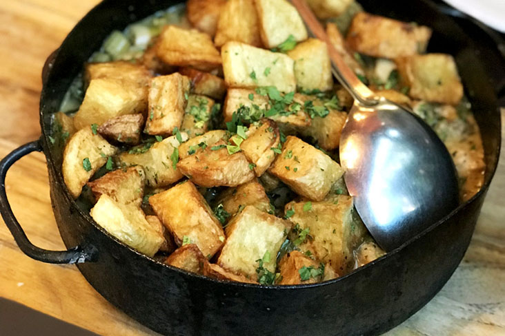 'Pollo al vino blanco y papas fritas' is perfect for those who love chicken, white wine and fried potatoes