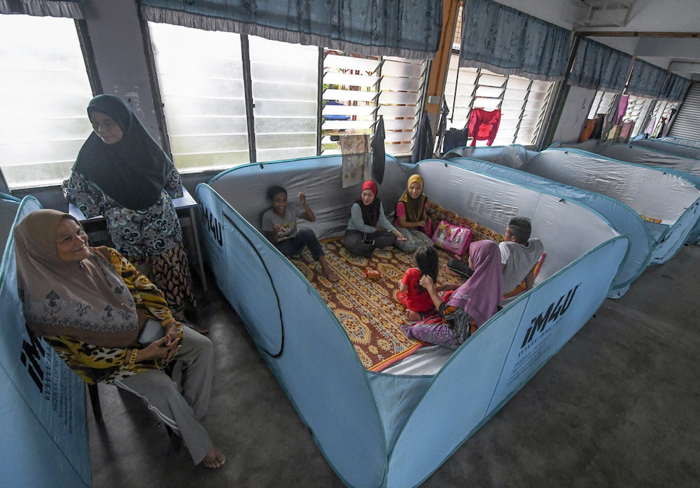 A family seeks shelter at a temporary relief centre at Sekolah Kebangsaan Chenulang in Kuala Krai November 30, 2019. u00e2u20acu201d Bernama pic