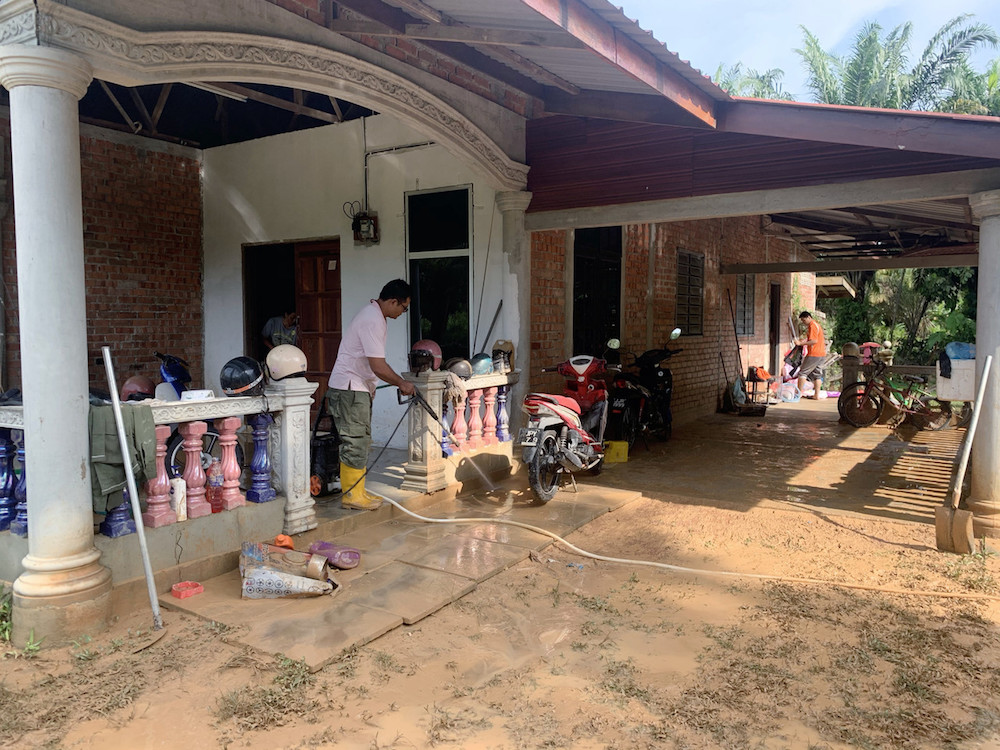 A man cleans his house in Kampung Mohd Noor, Batu Pahat December 2, 2019, after floodwaters have receded. u00e2u20acu201d Bernama pic