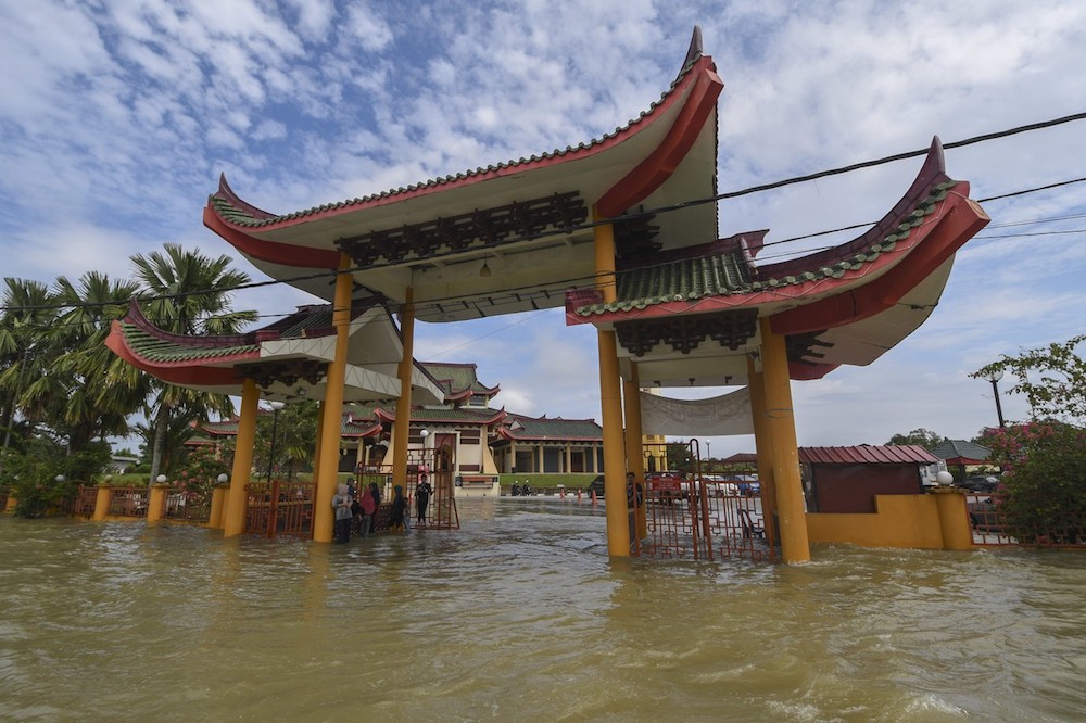 Sultan Ismail Petra Silver Jubilee Mosque, also known as Beijing Mosque, is partially submerged by floodwater in Rantau Panjang December 2, 2019. u00e2u20acu201d Bernama pic