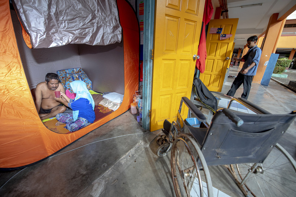 A couple seek shelter at a relief centre in Sekolah Kebangsaan Gual Tinggi in Rantau Panjang December 3, 2019. u00e2u20acu201d Bernama pic