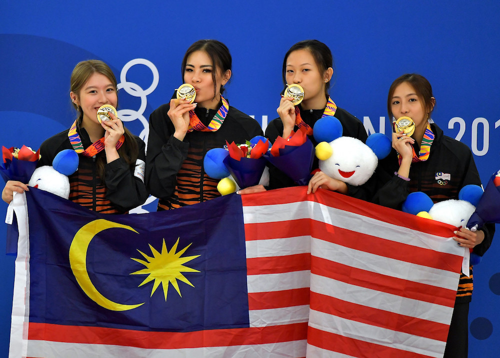 Malaysiau00e2u20acu2122s Ashley Chin, Chong An Ja, Kynie Chan and Dione Tan celebrate with their gold medals after winning the womenu00e2u20acu2122s 3000m relay short track title at the 30th SEA Games in Manila December 3, 2019. u00e2u20acu201d Bernama pic