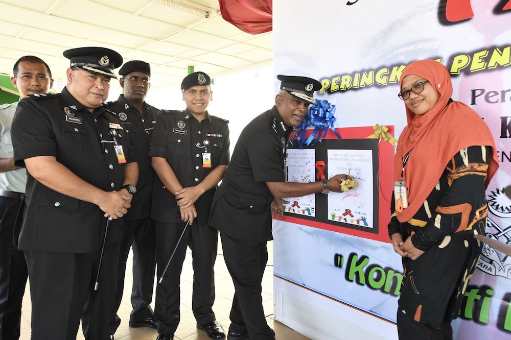 Kajang Prison deputy director M. Basakaran officiates 2019 World AIDS Day in Kajang December 4, 2019. u00e2u20acu201d Bernama pic 