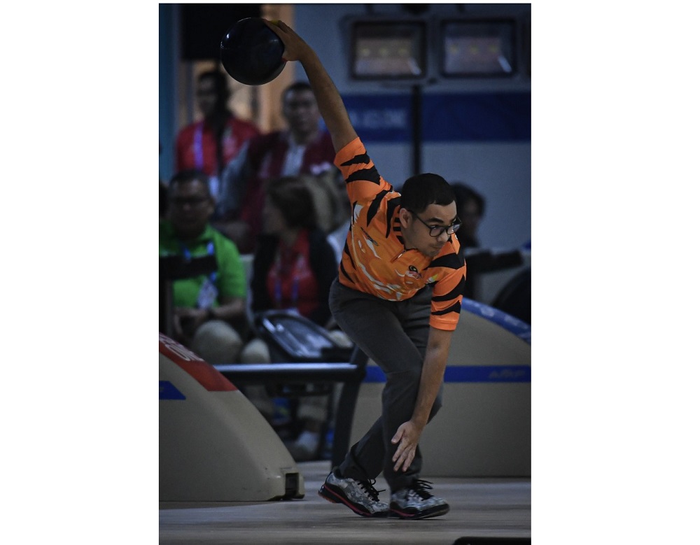 Ahmad Muaz Mohd Fishol in action during the tenpin boling menu00e2u20acu2122s double category at the 2019 SEA Games in Manila December 4, 2019. u00e2u20acu201d Bernama pic