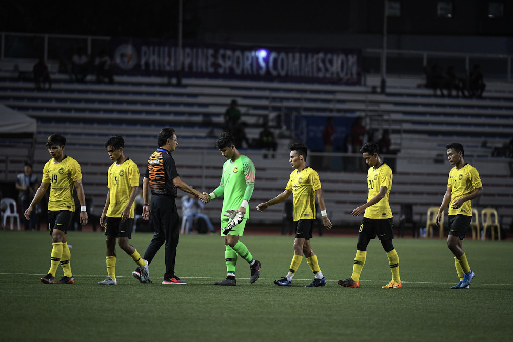 Malaysian football team coach Datuk Ong Kim Swee (3rd right) speaks to members of the Malaysian football team after the match against Cambodia at the 2019 SEA Games at Rizal Memorial Stadium December 4, 2019. u00e2u20acu201d Bernama pic