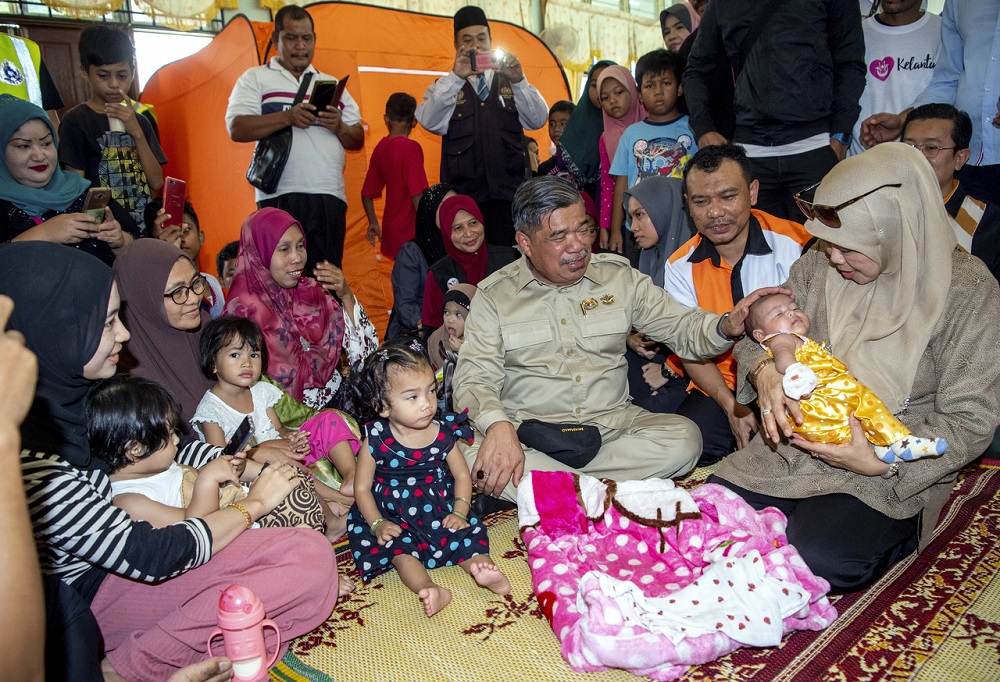 Defence Minister Mohamad Sabu during his visit to the relief centre at Sekolah Menengah Kebangsaan Agama Lati in Pasir Mas December 5, 2019. u00e2u20acu201d Bernama pic