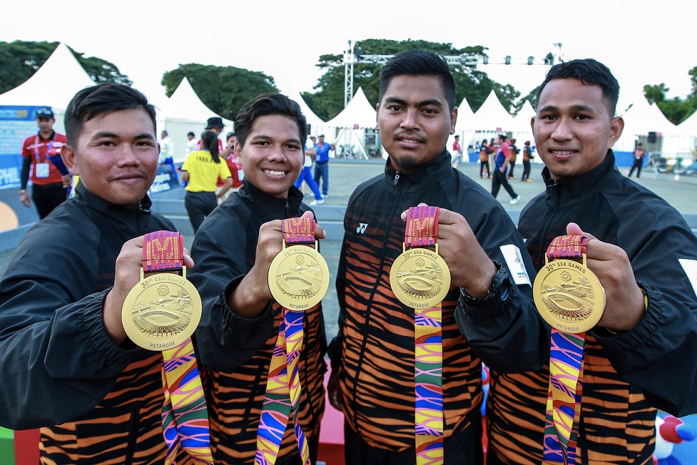 Malaysian Petanque athletes (from left) Syed Akmal Fikri Syed Ali, Saiful Bahri Musmin, Muhammad Hafizuddin Mat Daud and Mohd Safi pose with their gold medals in Manila December 5, 2019. u00e2u20acu201d Bernama pic