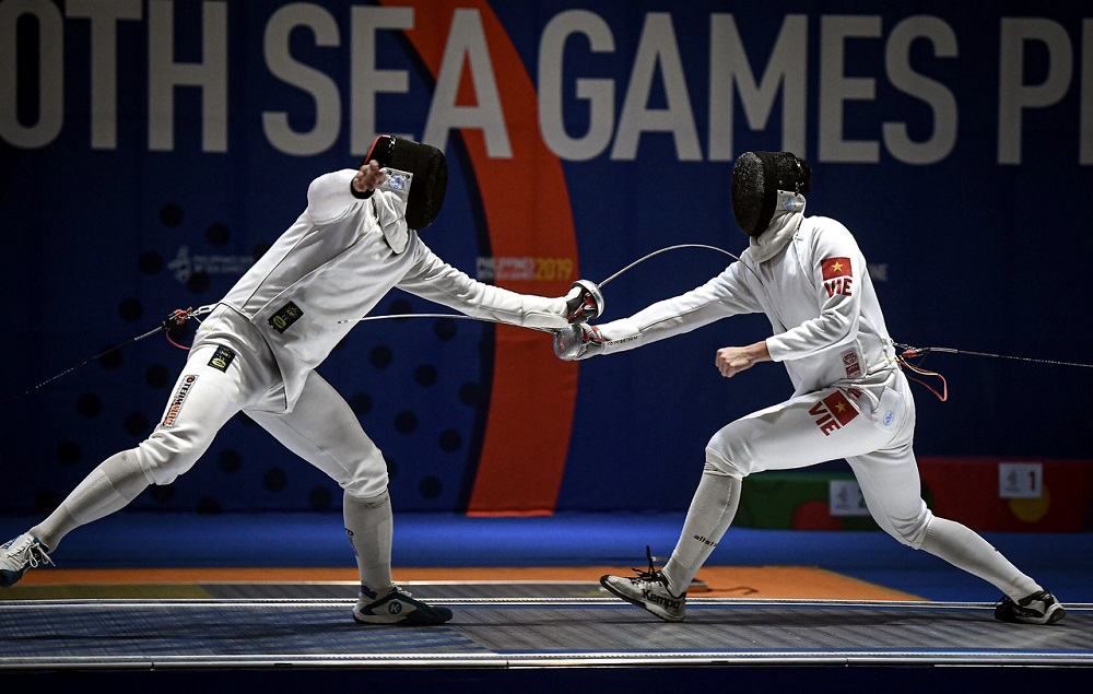Malaysian fencer Joshua Koh I-Jie (left) in action against Vietnamu00e2u20acu2122s Nguyen Tien Nhat in the menu00e2u20acu2122s epee event at the 2019 SEA Games in Manila December 5, 2019. u00e2u20acu201d Bernama pic