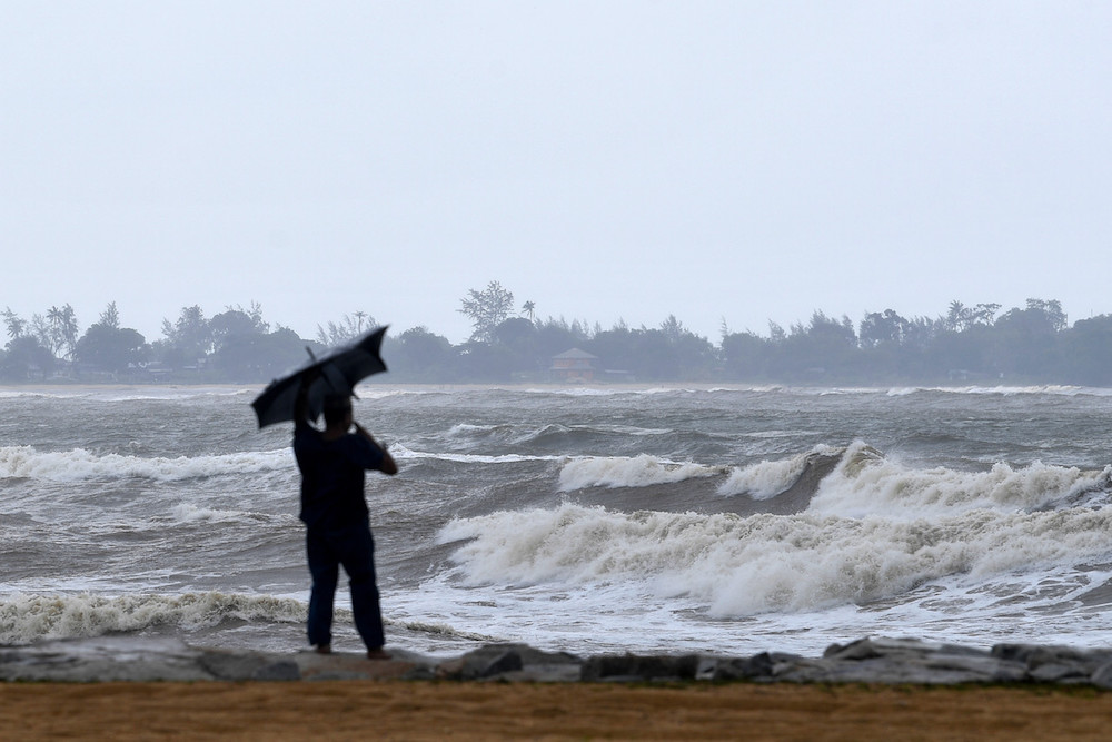 High surf and rough seas are seen at Teluk Beach in Dungun December 7, 2019. u00e2u20acu201d Bernama pic