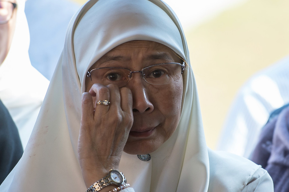 Datuk Seri Dr Wan Azizah Wan Ismail mourns her father Datuk Wan Ismail Wan Mahmood during his burial at Ukay Perdana Muslim Cemetery in Kuala Lumpur December 10, 2019. u00e2u20acu201d Bernama pic
