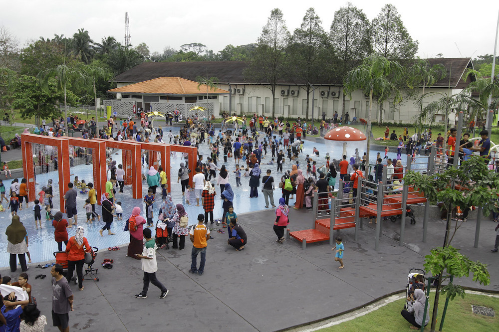 People bring their children to the Water Theme Park at the Titiwangsa Lake Gardens December 15, 2019. u00e2u20acu201d Bernama pic