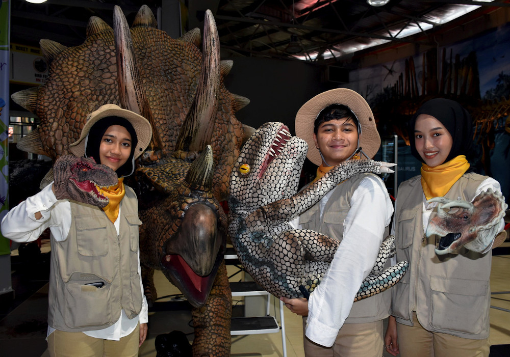 (From left) Rangers Alia Syazwina Mior Salim, Adam Abdul Latiff dan Nurul Shahida Shamsudin pose with dinosaur models at the Melaka Bird Park in Melaka December 15, 2019. u00e2u20acu201d Bernama