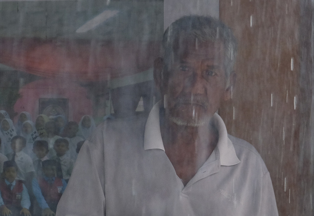 Mangsa banjir Hanapiah Ahmad, 75, sugul mengenangkan rumahnya yang dilanda banjir ketika ditempatkan di Pusat Permindahan Sementara (PPS) Mangsa Banjir Sekolah Kebangsaan Kampung Pianggu di Rompin. u00e2u20acu201d Foto Bernama