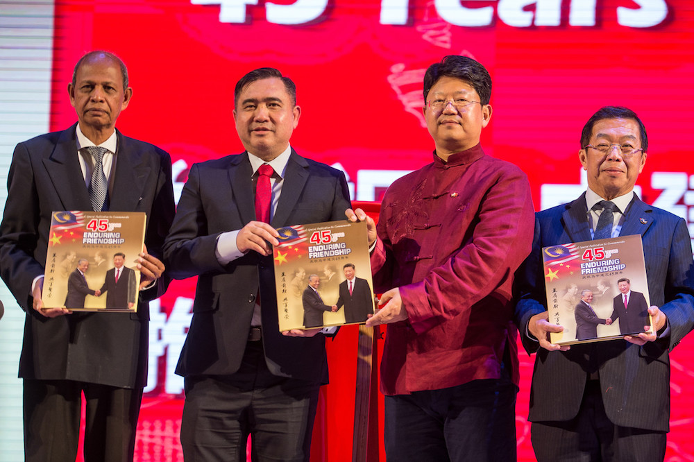 Transport Minister Anthony Loke (2nd left) and Chinau00e2u20acu2122s Ambassador to Malaysia Bai Tian (2nd right) attend a dinner marking the 45th anniversary of diplomatic ties between Malaysia and China in Seri Kembangan December 18, 2019. u00e2u20acu201d Bernama pic