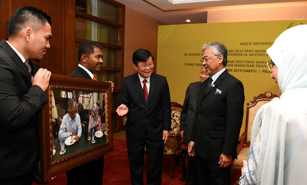 Yang di-Pertuan Agong Al-Sultan Abdullah Ri'ayatuddin Al-Mustafa Billah Shah and Raja Permaisuri Agong Tunku Azizah Aminah Maimunah Iskandariah receive a souvenir from Penang Chief Minister Chow Kon Yeow in Penang December 21, 2019. u00e2u20acu201d Bernama pic