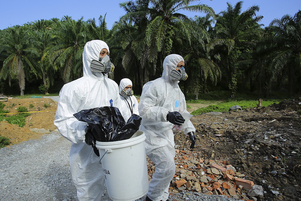 The Seremban 2 fire stationu00e2u20acu2122s Hazmat team conducts a clean-up operation at a stream in Mantin December 25, 2019. u00e2u20acu201d Bernama pic