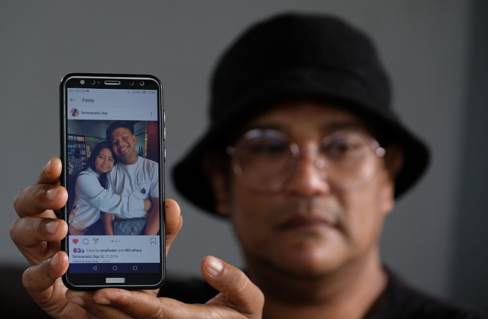 Azahari Hassan shows a picture of his grandnephew Mohammad Farhan Fudhail Mohammad Farid, who died in a skateboarding incident in Queensland, in Kuantan December 29, 2019. u00e2u20acu201d Bernama pic