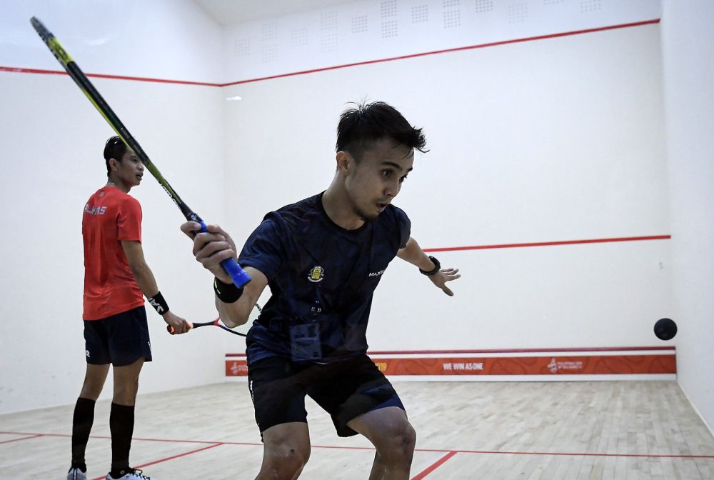 Muhammad Addeen Idrakie Bahtiar ketika beraksi menentang atlet Filipina, Robert Garcia di Marine Polo Club semalam. u00e2u20acu201d Foto Bernama