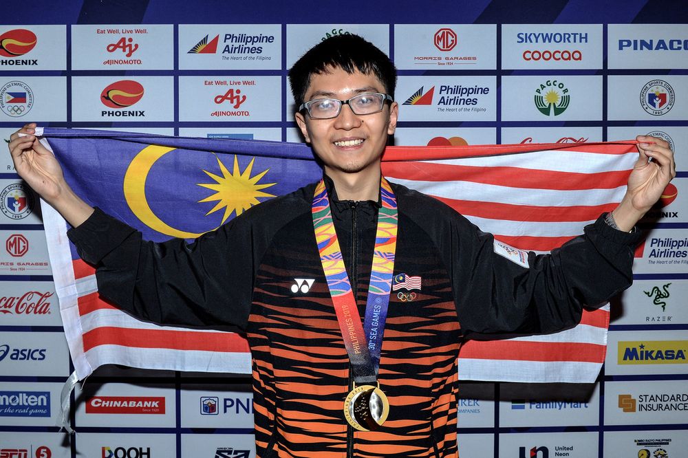 Yeoh Li Tian shows off his gold medal won in the Menu00e2u20acu2122s Rapid Chess event at the 30th SEA Games at Traveler Hotel, Subic December 3, 2019. u00e2u20acu201d Bernama pic