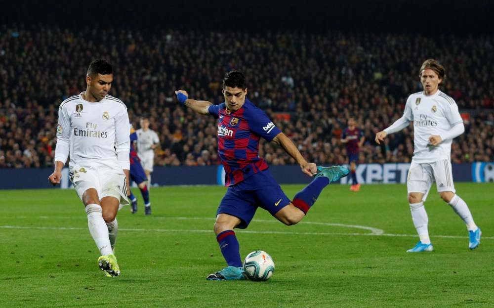 Barcelona's Luis Suarez in action with Real Madrid's Casemiro during the u00e2u20acu02dcClasicou00e2u20acu2122 at Camp Nou, December 18, 2019. u00e2u20acu2022 Reuters pic